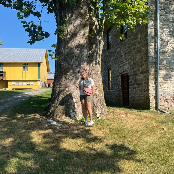 Meet your Posher, Madison - Picture 2 of 3